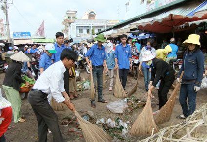 200 đoàn viên thanh niên dọn vệ sinh chợ Đồng Xoài