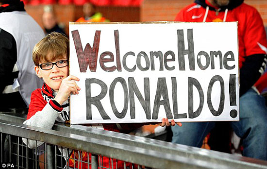 Người hâm mộ M.U chào đón Ronaldo trở lại Old Trafford.
