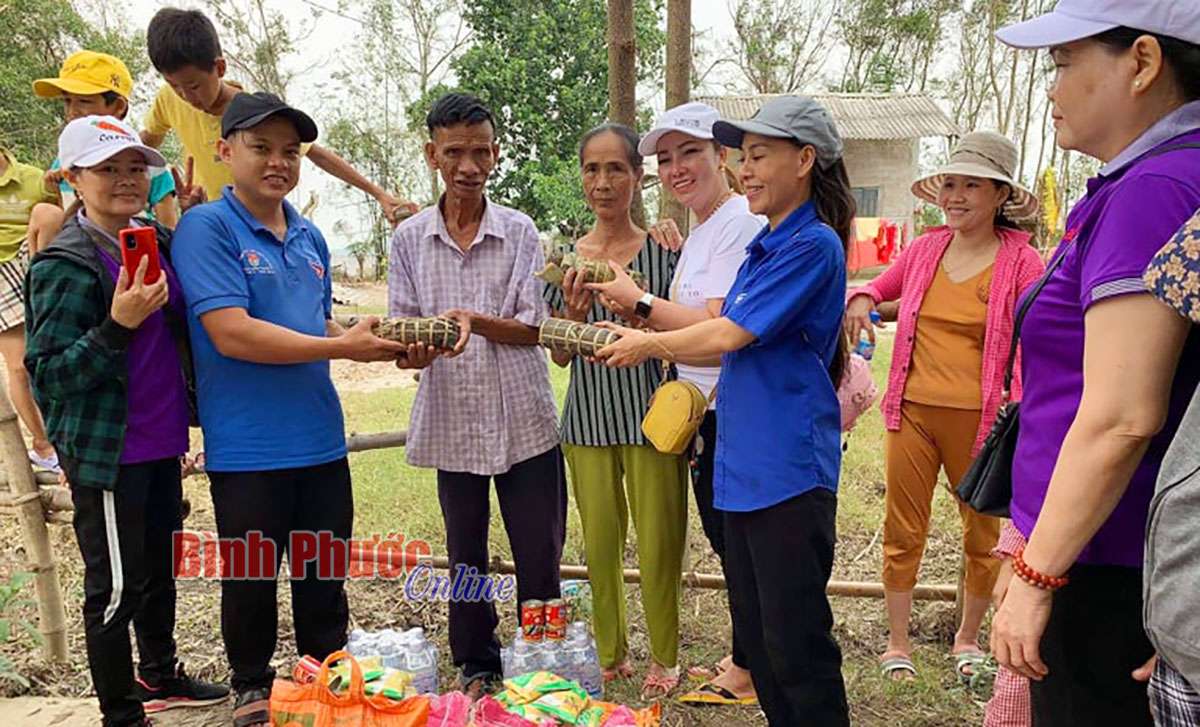 1.000 phần quà nghĩa tình gửi tặng đồng bào Thừa Thiên Huế