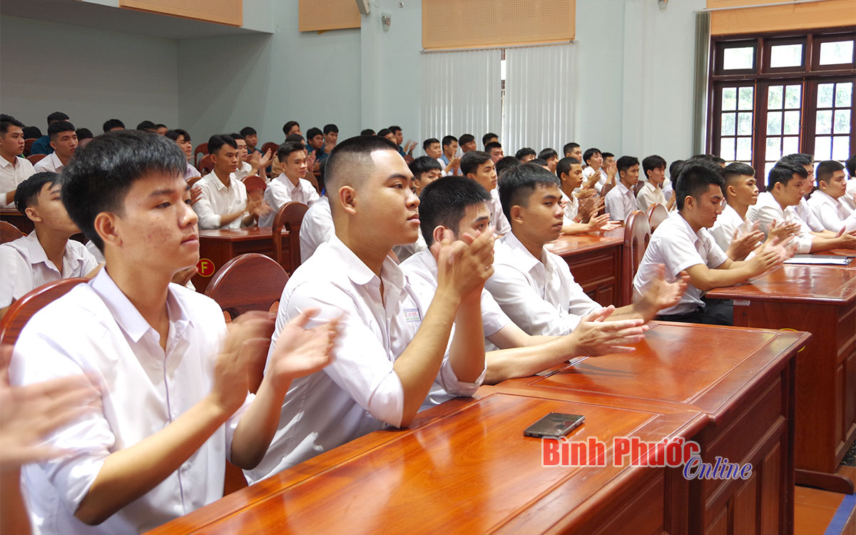 Tuyên dương 110 thí sinh trúng tuyển vào các học viện trường quân đội