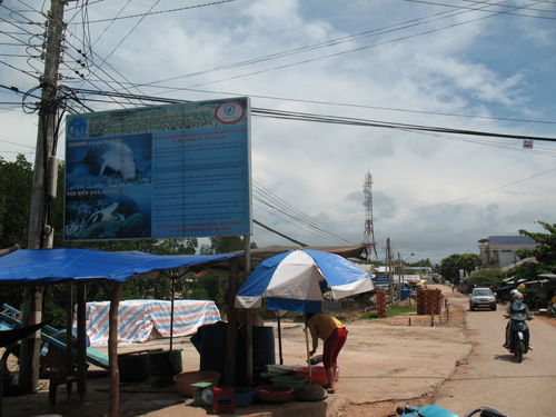 Bảng cổ động không tiêu thụ dugong, rùa biển tại xã Hàm Ninh, nơi trước đây có nhiều ngư dân sống bằng nghề bắt dugong