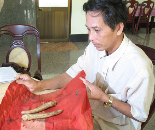 Ông Khanh, một “sát thủ” dugong giữ cặp nanh con dugong trên 800 kg làm kỷ niệm