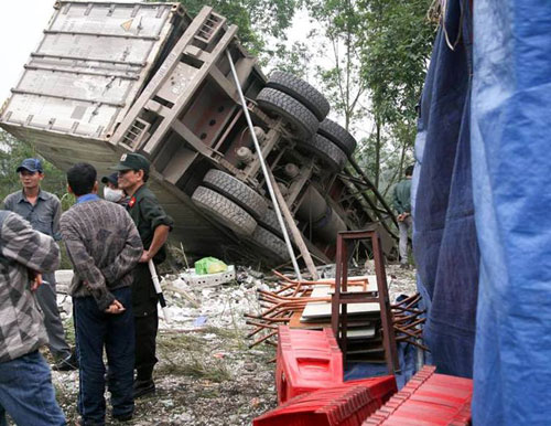 Lái xe 'phê' ma túy đâm sập nhà, hai người thiệt mạng