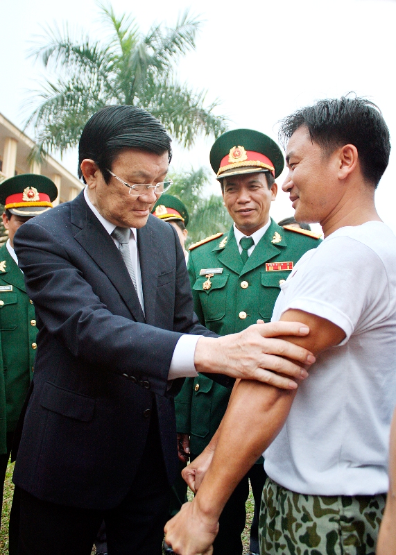 Chủ tịch nước Trương Tấn Sang thăm cán bộ chiến sĩ Lữ đoàn đặc công biệt động 1.