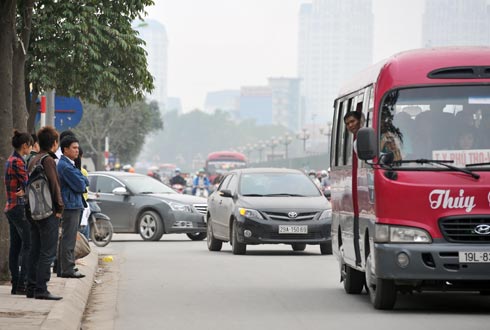 Phản ứng xe lòng vòng, hành khách bị bắt quỳ và bị đánh