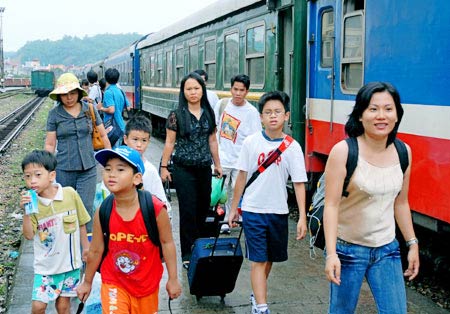 “Sốt” vé tàu xe đi chơi ngày lễ