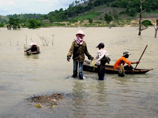 Lật ghe trên sông Ba, hai mẹ con chết đuối