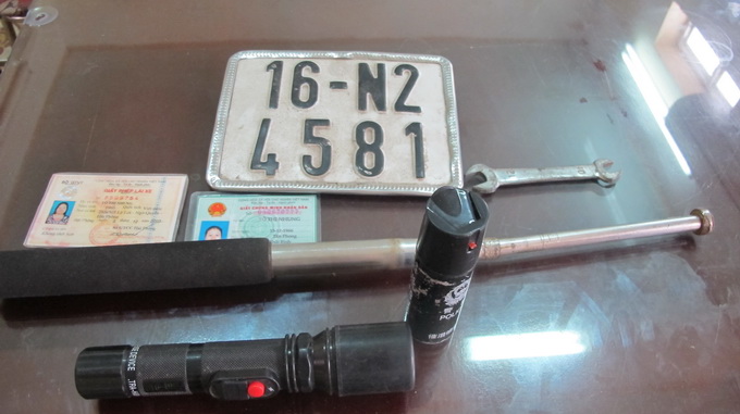 Những dụng cụ hai sinh vi&ecirc;n sử dụng để đi cướp