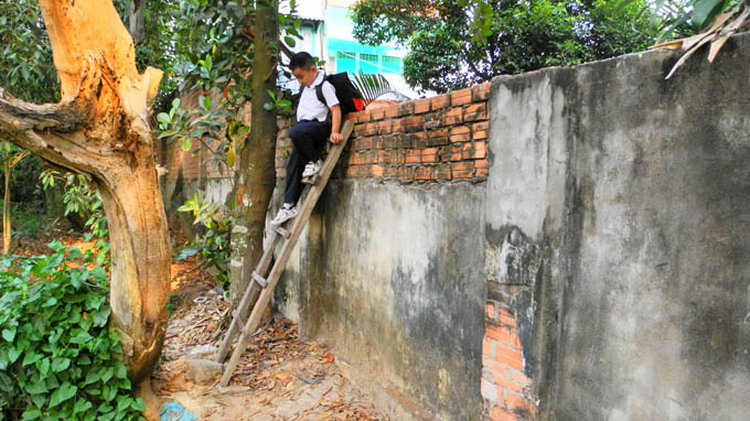 Hơn ba năm trèo tường vào nhà!