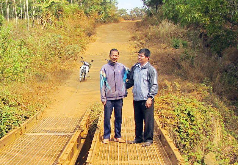 Cây cầu ý đảng lòng dân