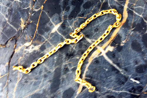 Đoạn d&acirc;y chuyền m&agrave; t&ecirc;n cướp giật đứt rơi lại hiện trường. Ảnh: An Nhơn