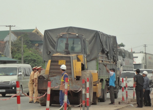 Xe siêu trọng nằm chắn ngang, QL1 ách tắc gần 14 km