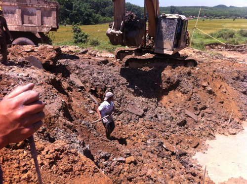 Cái hố múc được 2 khúc gỗ