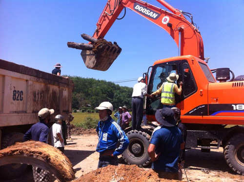 2 khúc gỗ xe cơ giới đưa lên