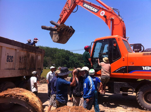 Người dân xông vào giành khúc gỗ