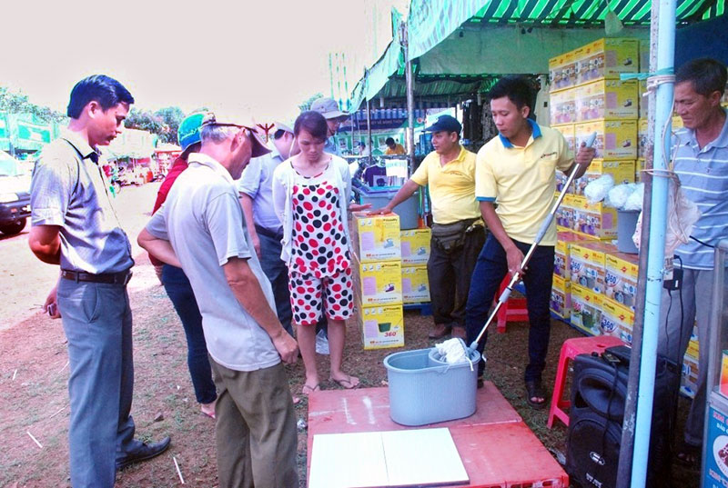 Hội chợ “hàng Việt về nông thôn” tại Phú Riềng