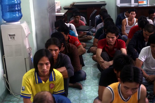 Nh&oacute;m nghi can c&oacute; dấu hiệu h&igrave;nh sự bị c&ocirc;ng an bắt giữ 1