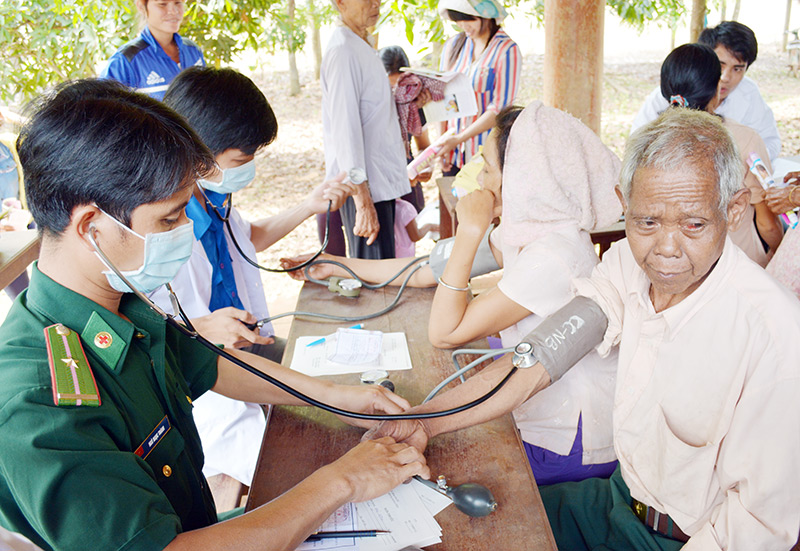 Khám bệnh và tặng quà đồng bào vùng biên