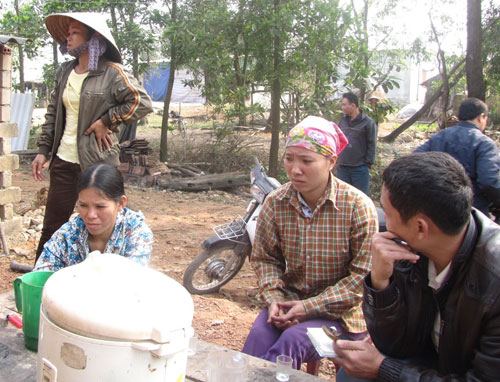 Vụ 9 cán bộ, chiến sĩ công an bị đánh nhập viện: Người dân bao vây, chặn đường kiểm soát người lạ 