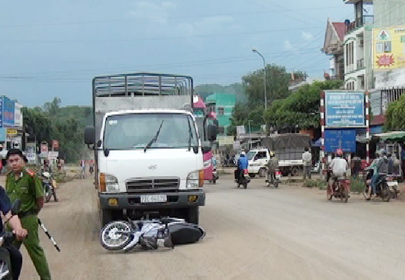 Xe tải tông xe máy trên QL 14, một thanh niên nhập viện