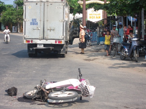 Đi mua bánh sinh nhật, 3 mẹ con bị xe tải đâm tử vong