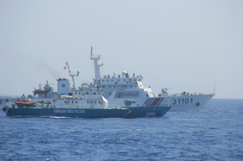 M&aacute;y bay, t&agrave;u chiến đe dọa