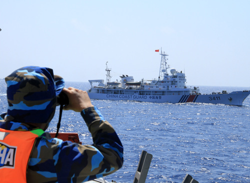 C&aacute;c t&agrave;u Trung Quốc tiến s&aacute;t c&aacute;c t&agrave;u cảnh s&aacute;t biển Việt Nam tại địa điểm Trung Quốc hạ đặt gi&agrave;n khoan tr&aacute;i ph&eacute;p ở khu vực quần đảo Ho&agrave;ng Sa của Việt Nam. Ảnh: Nguyễn Đ&ocirc;ng.