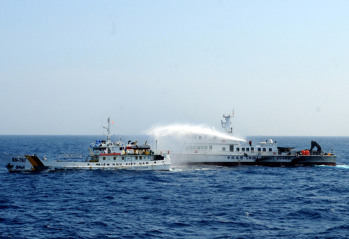 Mỗi khi tiến sát tàu Trung Quốc, phía tàu chấp pháp Việt Nam nhận lệnh đóng kín các cửa để giảm bớt lượng nước từ vòi rồng phun vào. Vòi rồng của Trung Quốc có áp lực mạnh, có thể phun xa trên 150 m, gây hư hại cho tàu Việt Nam.