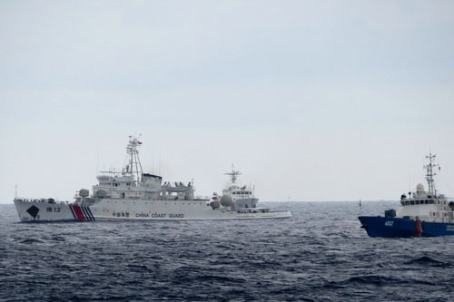 Ch&ugrave;m ảnh: T&agrave;u qu&acirc;n sự Trung Quốc giả dạng đe dọa t&agrave;u Cảnh s&aacute;t biển VN