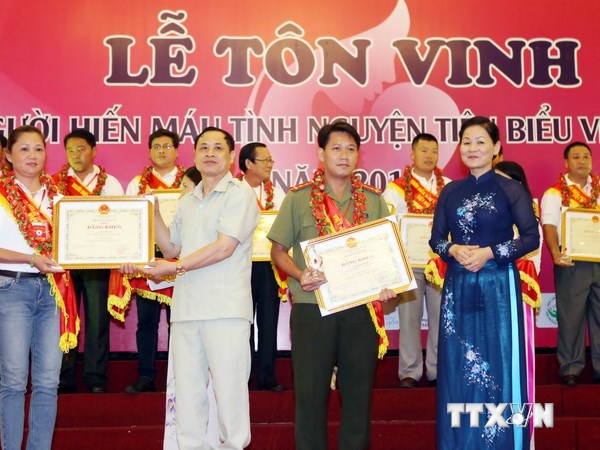 Lễ tôn vinh 100 người hiến máu tiêu biểu Việt Nam năm 2014