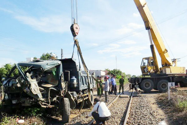 Tàu hỏa đâm trực diện xe tải, 1 người bị thương nặng