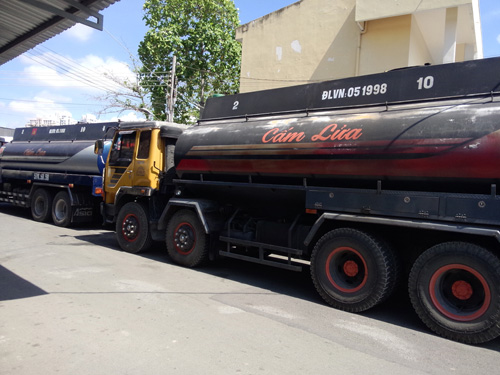 Phát hiện nhiều xe bồn chở dầu 'pha' nước