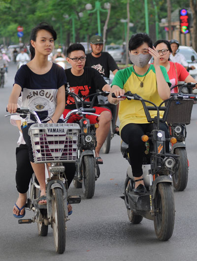 Đi xe m&aacute;y điện kh&ocirc;ng đăng k&yacute; bị phạt như m&ocirc; t&ocirc;