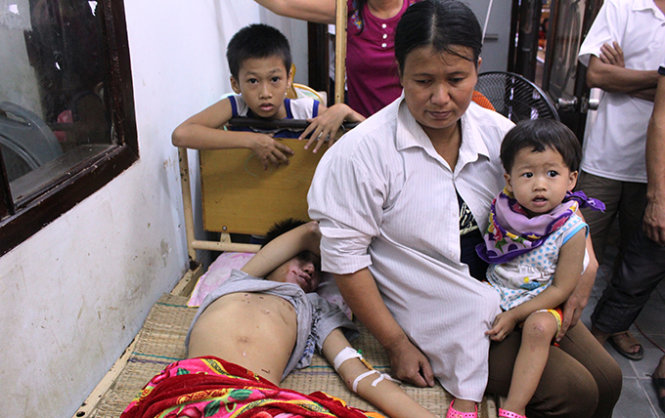 Chị Trần Thị Giang (39 tuổi) lo lắng cho sức khỏe, tâm lý của con trai - Ảnh: Cảnh Phúc 