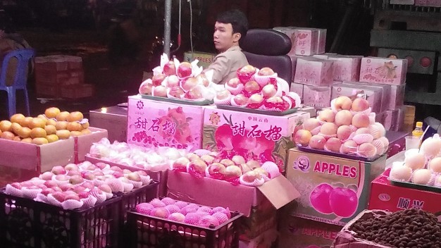 Táo, lựu, hồng Trung Quốc được bày bán tại một sạp trái cây ở chợ đầu mối nông sản thực phẩm Thủ Đức, TP.HCM - Ảnh: Hữu Khoa