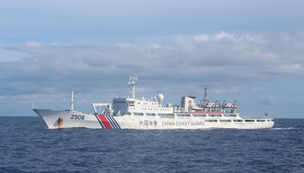 T&agrave;u hải cảnh 2506 đang ngăn cản t&agrave;u ta