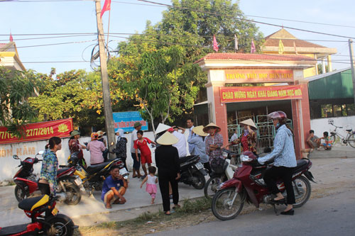 Bồn nước đè chết hai học sinh: Cha mẹ đi làm xa, con ở nhà gặp nạn