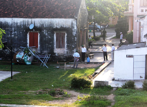 Vụ bồn nước sập đ&egrave; chết hai học sinh: Con gặp nạn khi cha mẹ vẫn c&ograve;n lao động ở L&agrave;o 2