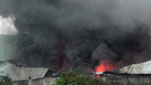 Ch&aacute;y lớn thi&ecirc;u rụi c&ocirc;ng ty sản xuất đế d&eacute;p 2