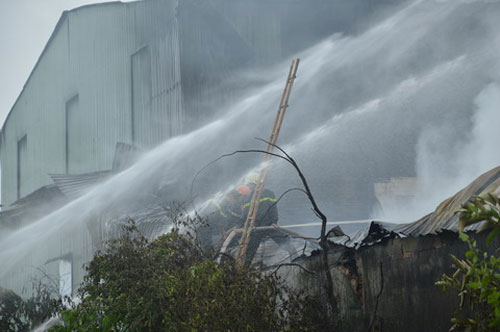 Ch&aacute;y lớn thi&ecirc;u rụi c&ocirc;ng ty sản xuất đế d&eacute;p 3