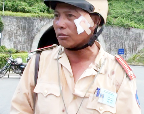 xe đầu kéo ép ngã xe CSGT - Ảnh: Nguyễn Tú