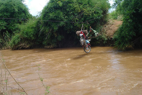 Vượt sông như làm xiếc