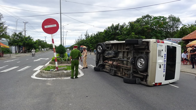 Tránh người tâm thần, xe khách bị lật