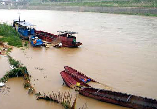 Lũ đột ngột trên sông Hồng cuốn trôi nhiều thuyền