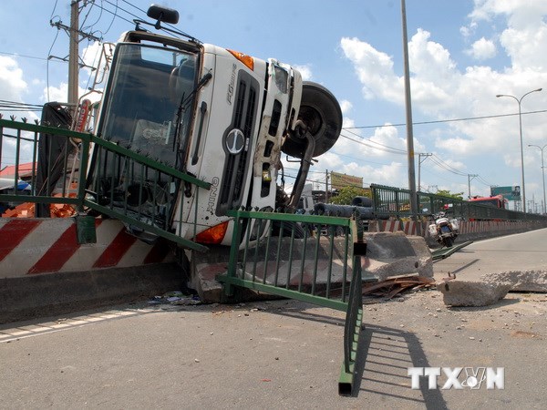 Xe tải lật nhào qua dải phân cách, hai thanh niên thoát chết