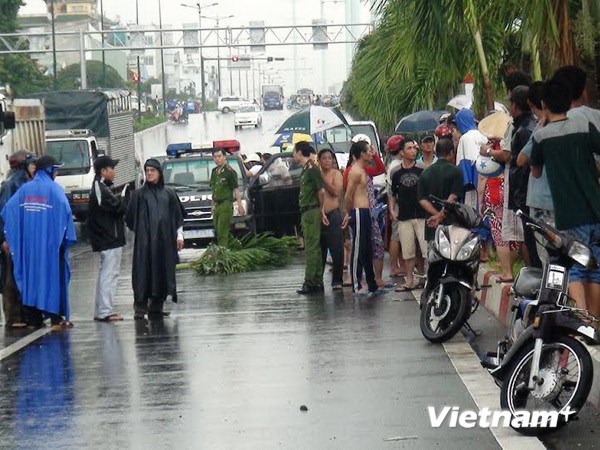 Tắm mưa giữa đường, bé trai 9 tuổi bị xe ôtô đâm tử vong