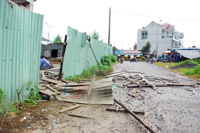 Hồ vữa, sắt th&eacute;p vương v&atilde;i tại phần b&ecirc; t&ocirc;ng sụt xuống mặt c&ocirc;ng tr&igrave;nh -  Ảnh: B.D