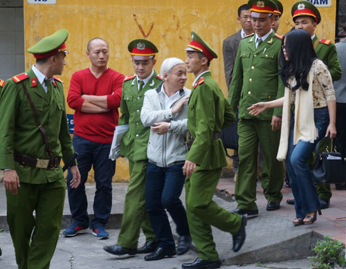 Bị c&aacute;o Nguyễn Đức Ki&ecirc;n ch&agrave;o vợ sau khi rời phi&ecirc;n t&ograve;a