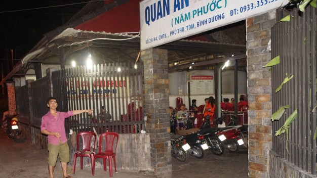 Giang hồ chém người tới tấp trước quán ăn