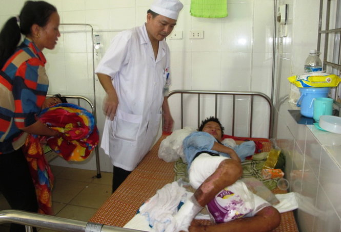 Em Trương Văn Thành bị phỏng nặng đang được các bác sĩ điều trị
